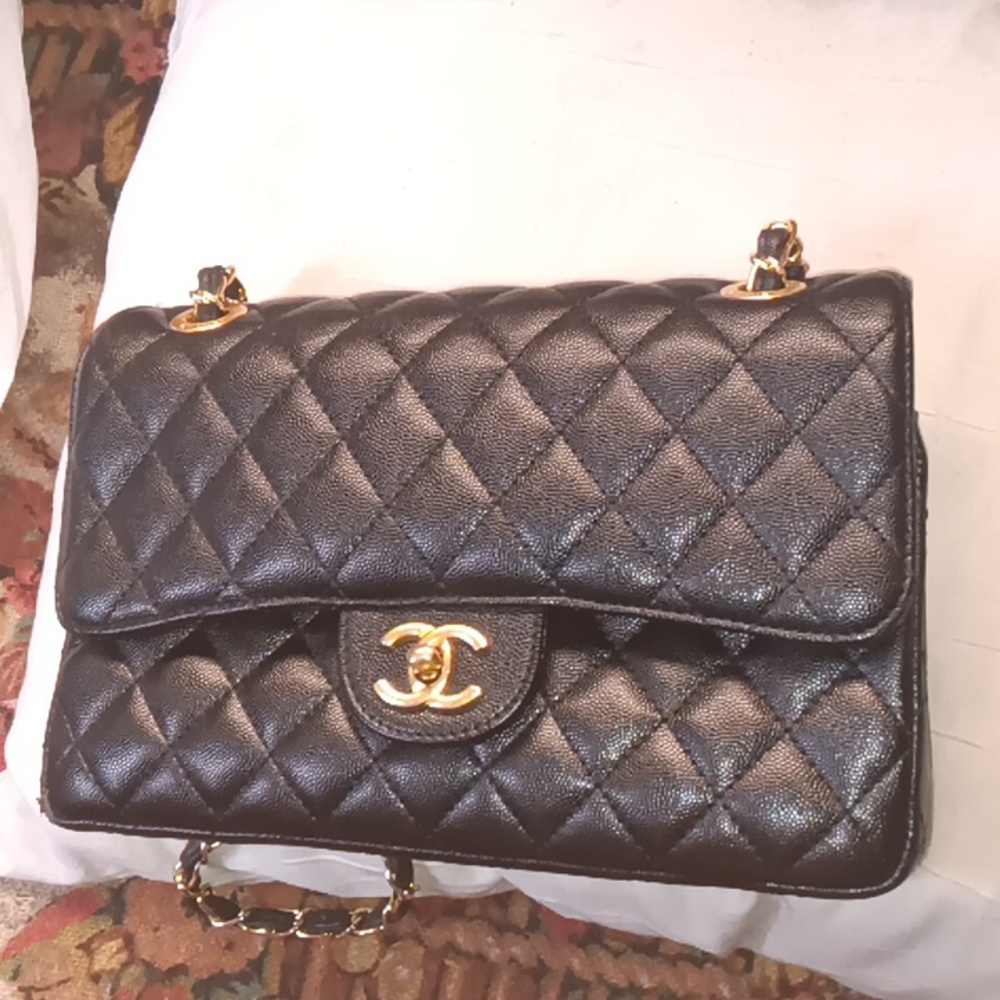 Chanel Lambskin leather bag lamp skin leather Timelessness.